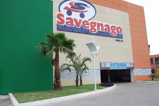Manutenção de áreas verdes no Supermercado Savegnago realizada pela Sangra D'Água